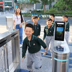 Hệ thống điểm danh học sinh dùng cửa Flap Barrier